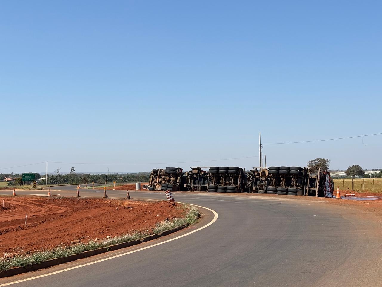 Trecho da BR-436 continua interditada sem previsão de liberação após tombamento de carreta com etanol