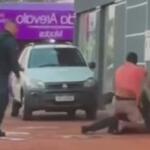 VíDEO: suspeito de violência doméstica é baleado ao tentar tomar arma de policial