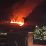 VÍDEO: Bombeiros combatem incêndio em extensa área de vegetação na região do Indubrasil