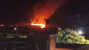 VÍDEO: Bombeiros combatem incêndio em extensa área de vegetação na região do Indubrasil