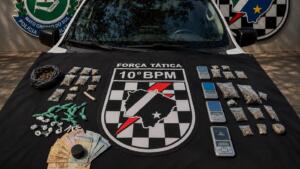Homem corre de viatura, invade casa e acaba preso com cocaína na mochila no Jardim Monumento