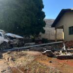 VÍDEO: Motorista derruba muro de casa após provocar acidente na Mascarenhas de Moraes