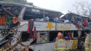 Acidente envolvendo ônibus de turismo deixa 9 mortos na região serrana do Rio