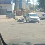 Motociclista é jogada contra árvore após colisão de dois carros na Av. Thyrsson de Almeida