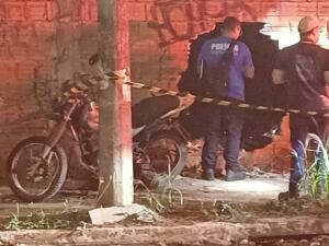 Motociclista morre ao colidir contra muro no Santa Emília