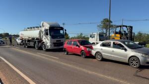 Batida entre caminhão e 5 carros causa congestionamento no Noroeste em Campo Grande