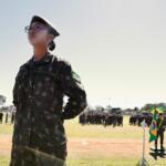 Seguindo os passos do pai e do avô, Thaysa jura à Bandeira e entra para o Exército