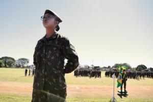 Seguindo os passos do pai e do avô, Thaysa jura à Bandeira e entra para o Exército