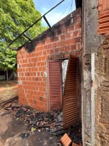 Corpo de homem é encontrado carbonizado em residência após incêndio
