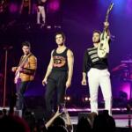 Jonas Brothers revivem looks da turnê original e cantam hits da carreira e clássicos de Camp Rock no Madison Square Garden, em Nova York