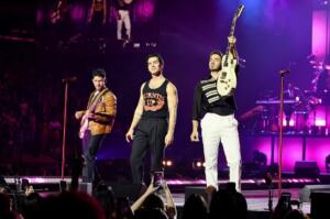Jonas Brothers revivem looks da turnê original e cantam hits da carreira e clássicos de Camp Rock no Madison Square Garden, em Nova York