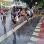 Debaixo de chuva, Corrida do Facho dá largada à comemoração dos 127 anos de Campo Grande