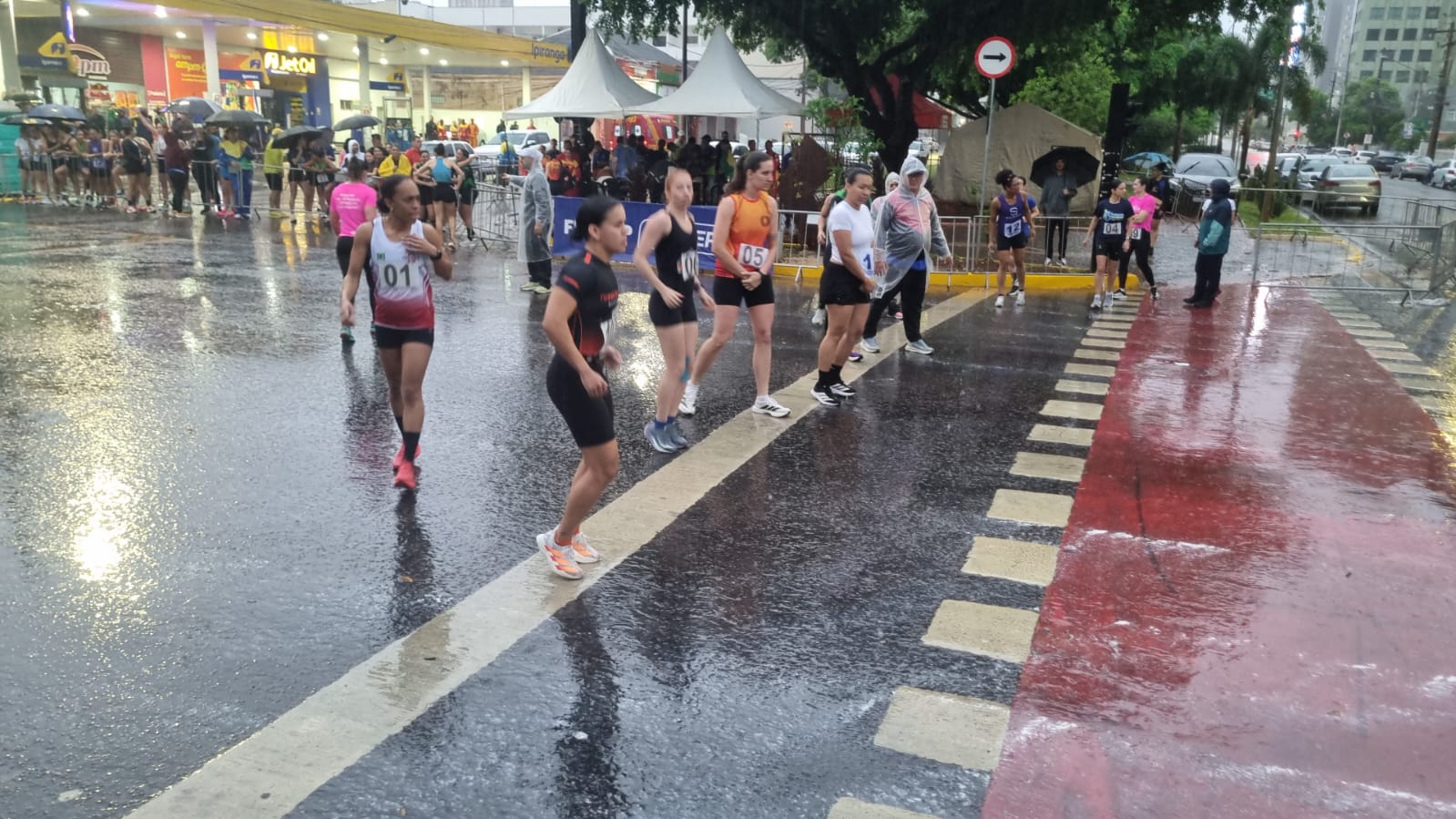 Debaixo de chuva, Corrida do Facho dá largada à comemoração dos 127 anos de Campo Grande