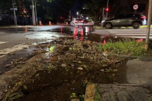 Furto de hidrômetro causa desperdício de água com ‘rio’ na 15 de Novembro
