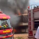 VÍDEO: Incêndio em terreno atinge e destrói parte de carreta em Campo Grande