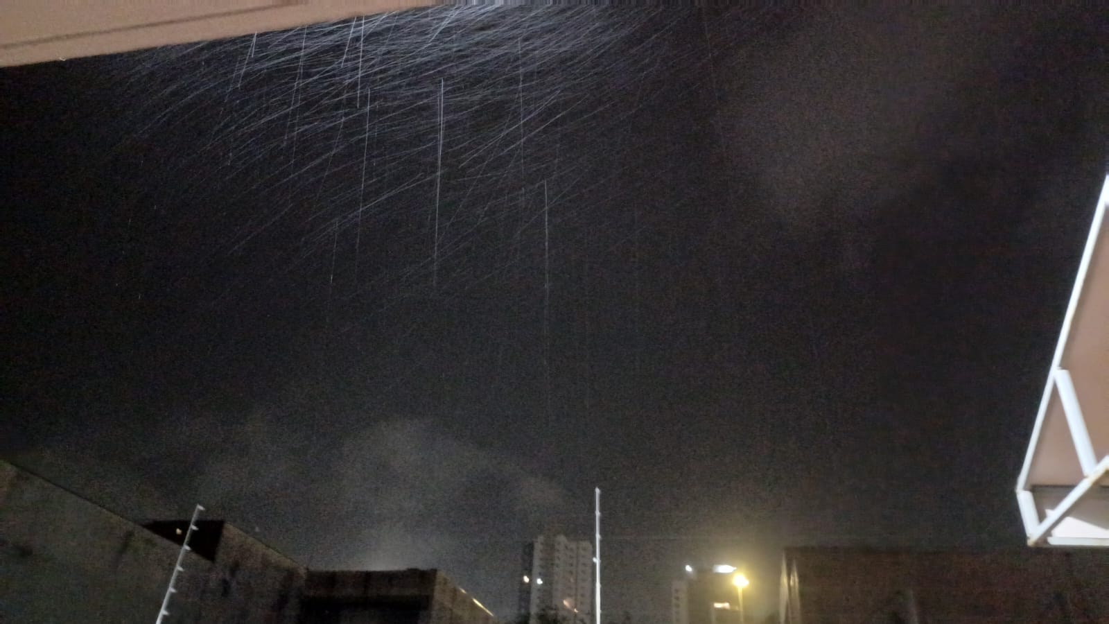 Após forte calor em Campo Grande, chuva chega acompanhada de ventos nesta segunda