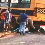 Avô e neta em bicicleta elétrica sofrem grave acidente com ônibus escolar