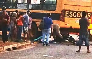 Avô e neta em bicicleta elétrica sofrem grave acidente com ônibus escolar