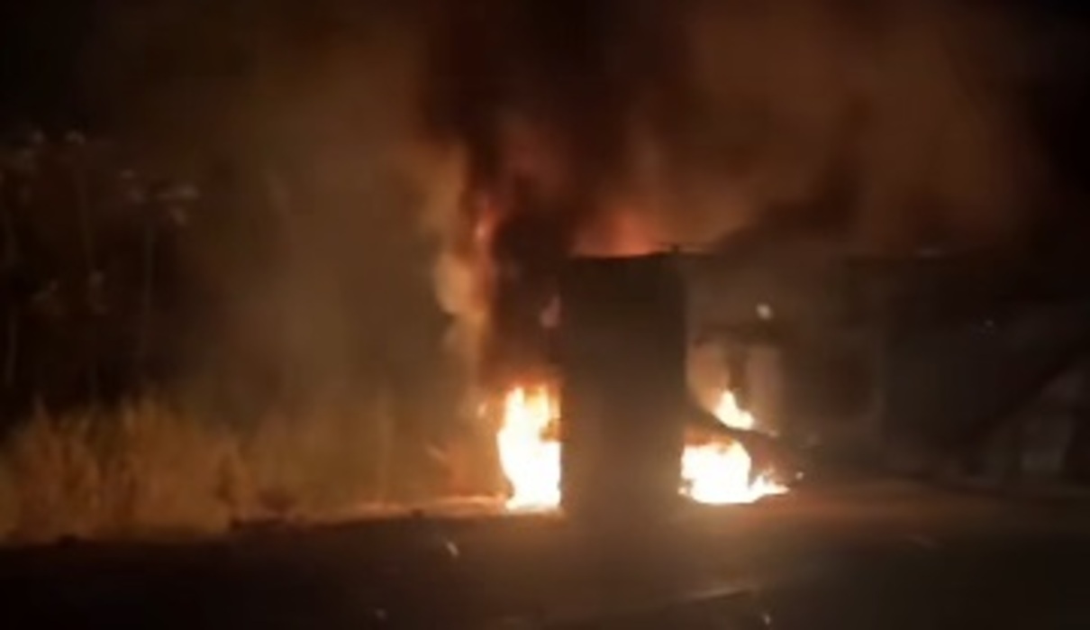 Acidente entre carreta e carro deixa cinco mortos na MS-386