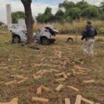 Motorista é preso com 300 kg de pasta base após bater em árvore durante fuga