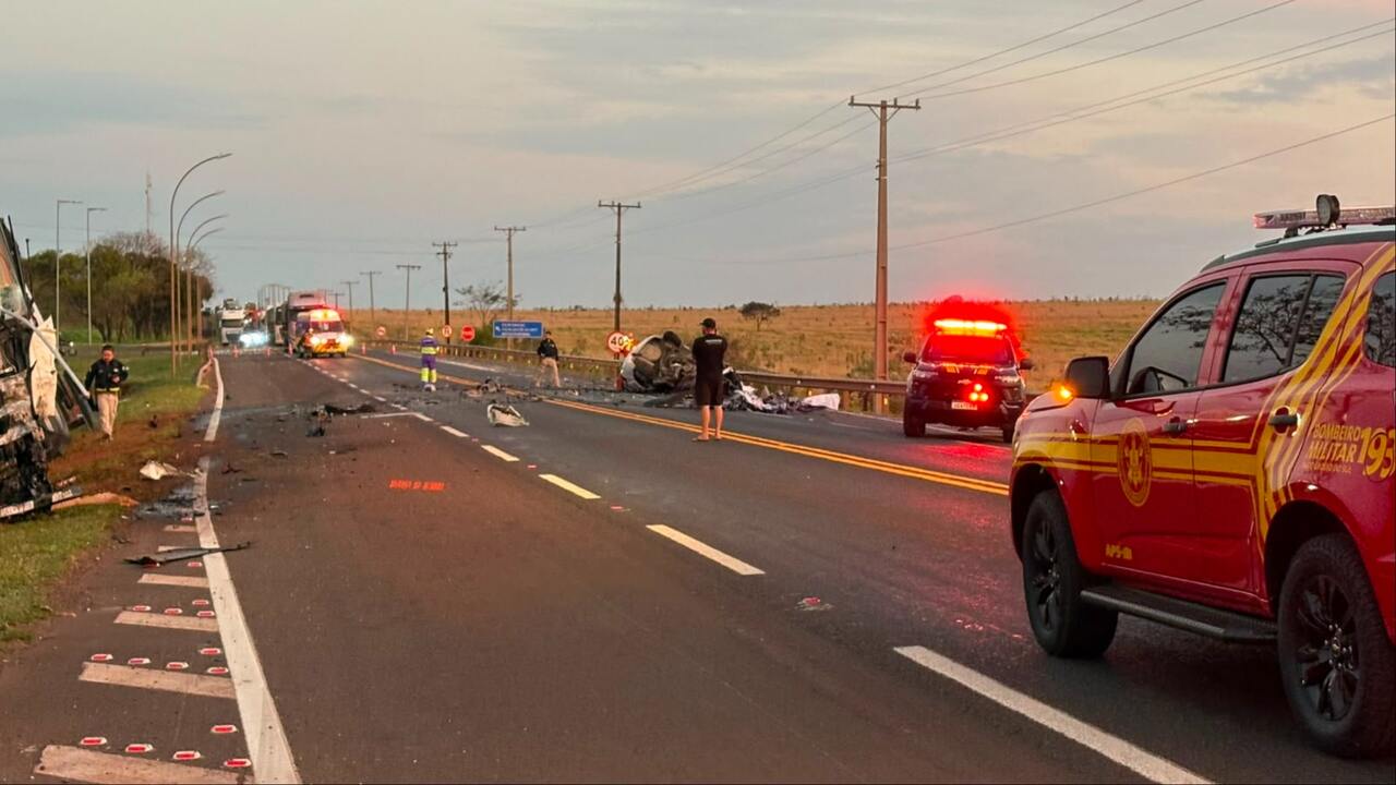 Motorista de carro morre em acidente com carreta na BR-163 em Campo Grande