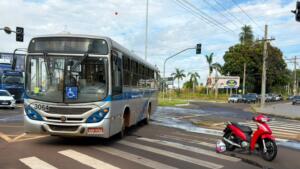 Motociclista é atingida por ônibus em tentativa de ultrapassagem na Joaquim Murtinho