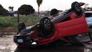 Motorista avança preferencial e capota carro ao colidir com Gol em cruzamento da Praça do Papa