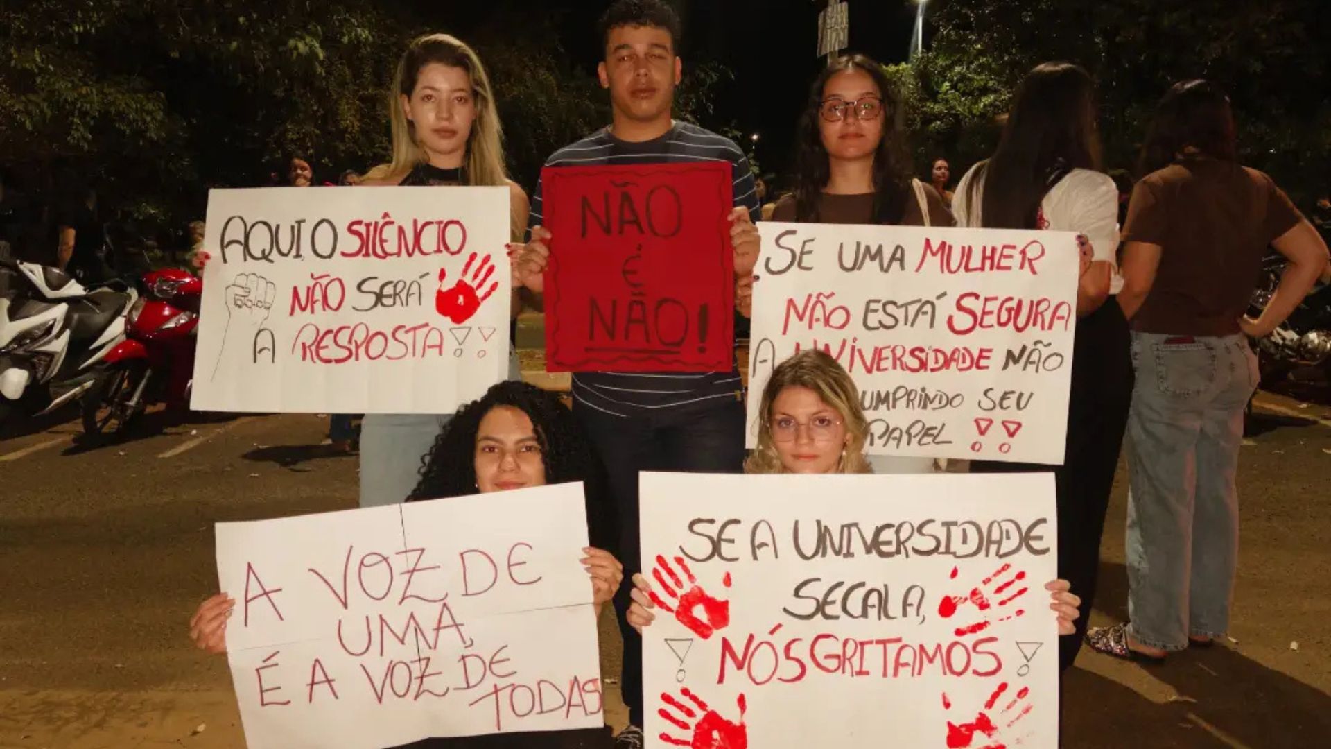 Estudantes cobram mais segurança em campus da UEMS após caso de estupro vir à tona Estudantes cobram mais segurança em campus da UEMS após caso de estupro vir à tona