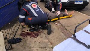 Briga termina com homem agredido a pauladas na Avenida Júlio de Castilho
