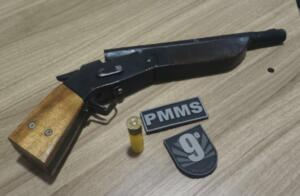 Polícia é acionada em bar e prende homem armado em flagrante