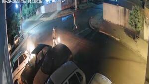 Ataque com molotov: câmeras registram suspeitos lançando artefatos contra carros em oficina