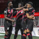 Athletico-PR aproveita expulsão, bate o Vitória e abre boa vantagem na Copa do Brasil