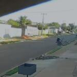 Idoso é arremessado em calçada ao ser atropelado por motociclista no Jardim Manaíra