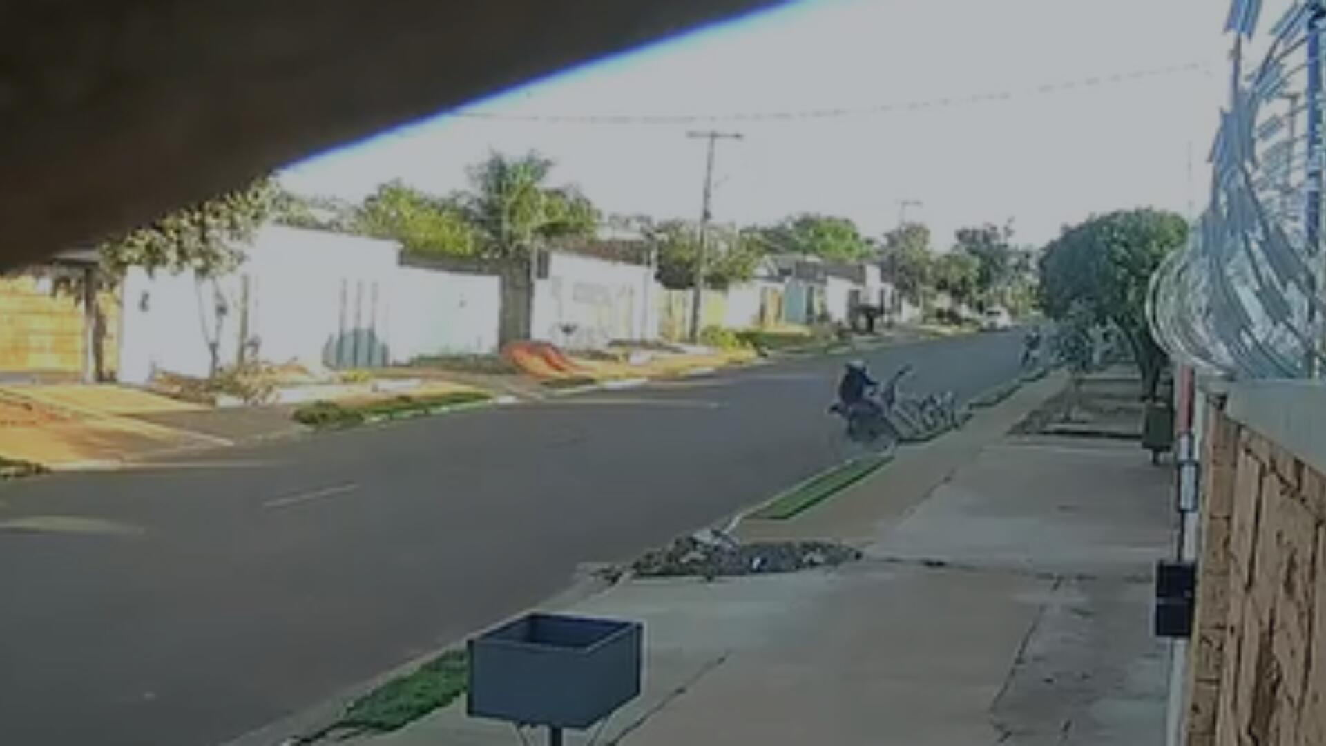 Idoso é arremessado em calçada ao ser atropelado por motociclista no Jardim Manaíra
