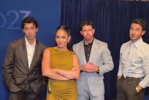 Vídeo de Vanessa Hudgens com os Jonas Brothers viraliza nas redes e faz uma geração reviver os anos 2000