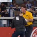 Alerta de fofura: bebê invade campo durante jogo de futebol nos EUA e rouba a cena