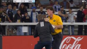 Alerta de fofura: bebê invade campo durante jogo de futebol nos EUA e rouba a cena