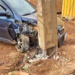 Motorista bate em poste, invade construção e abandona carro no Nova Campo Grande 