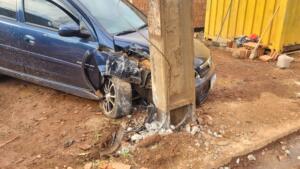 Motorista bate em poste, invade construção e abandona carro no Nova Campo Grande 
