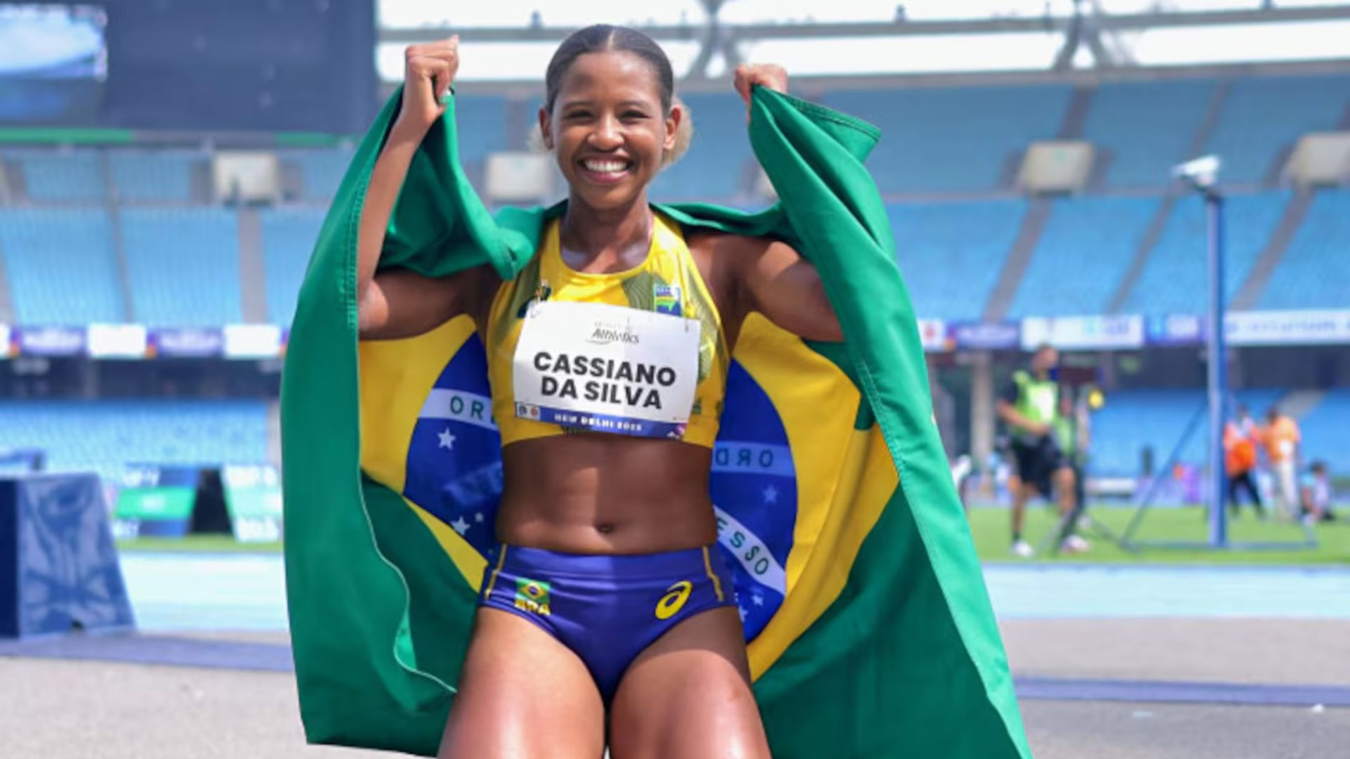 Paratleta brasileira campeã mundial começou a treinar em pista construída pelo pai