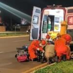 Motociclista fica gravemente ferido ao colidir contra placa de sinalização