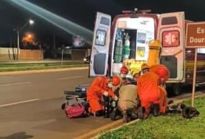 Motociclista fica gravemente ferido ao colidir contra placa de sinalização