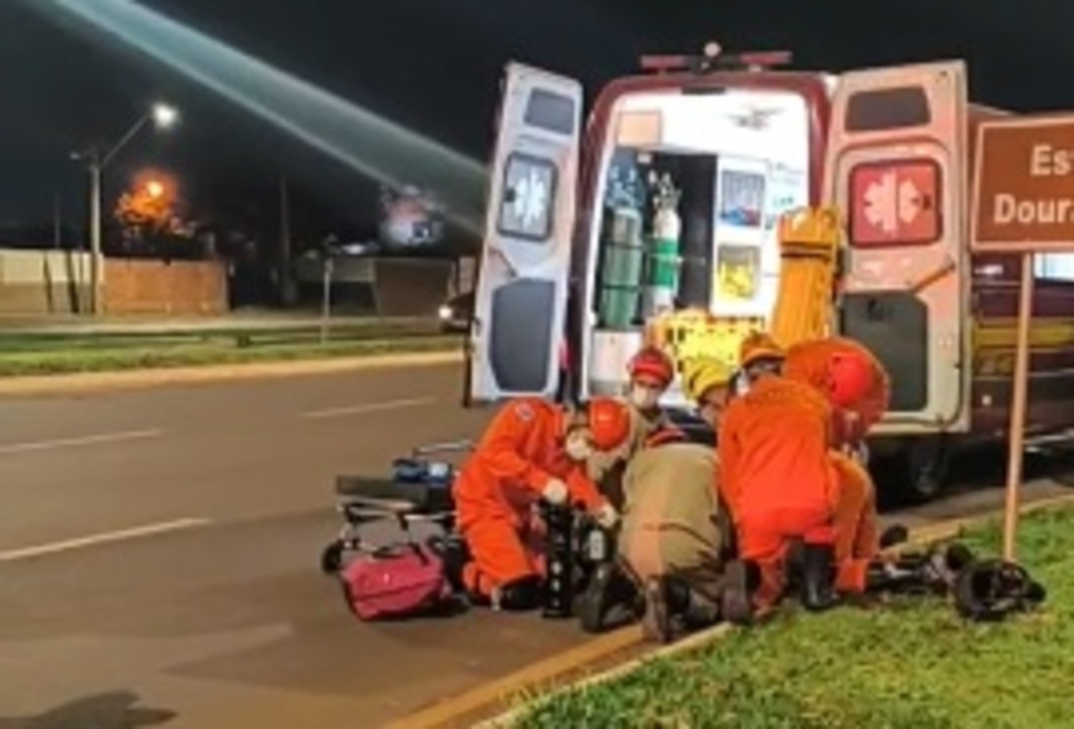 Motociclista fica gravemente ferido ao colidir contra placa de sinalização