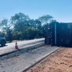 Caminhão carvoeiro tomba e interdita faixa da BR-262; segundo acidente da semana no trecho