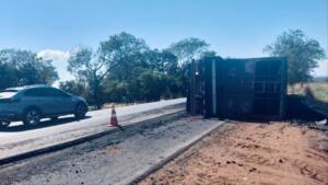 Caminhão carvoeiro tomba e interdita faixa da BR-262; segundo acidente da semana no trecho