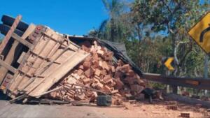 Caminhão carregado de tijolos tomba e interdita parcialmente a BR-262 em Anastácio