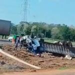 Caminhão boiadeiro tomba, motorista fica preso às ferragens e animais fogem