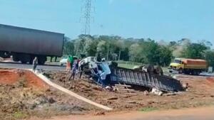 Caminhão boiadeiro tomba, motorista fica preso às ferragens e animais fogem