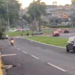 Pode isso? Com faixa branca, carro estaciona ao lado do canteiro na Av. Mato Grosso