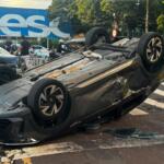 Carro com 3 crianças capota na Afonso Pena após acidente e deixa trânsito lento